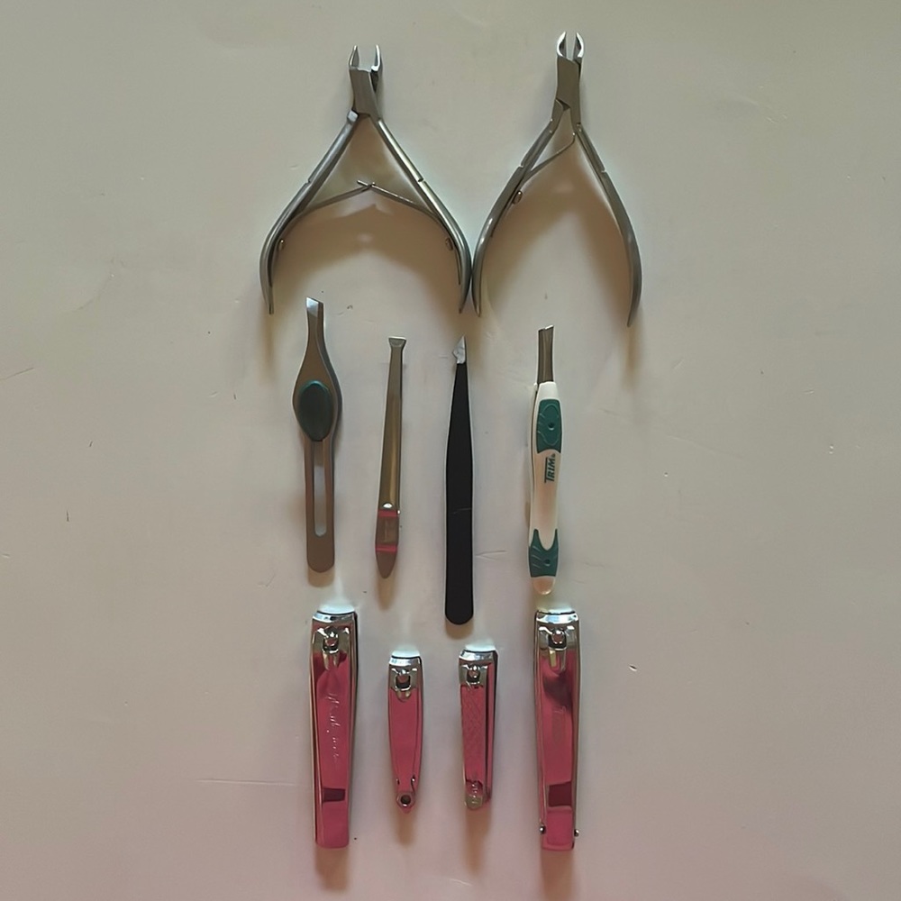 Lot 10 personal care items: cuttical nippers(2), tweezers (4), nail clippers (4)